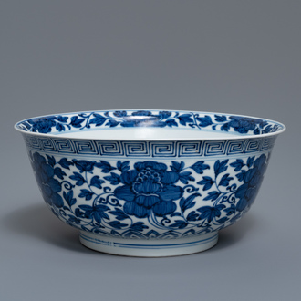Un bol en porcelaine de Chine en bleu et blanc à décor de pivoines, Kangxi