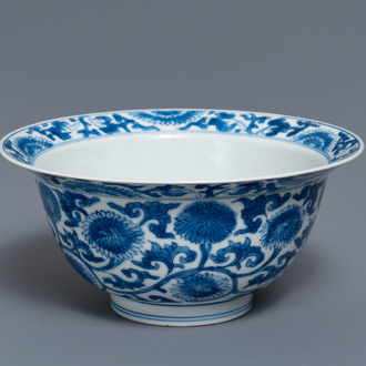 Un bol en porcelaine de Chine en bleu et blanc à décor de rinceaux floraux, Kangxi