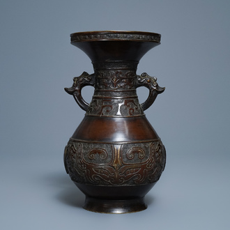Een Chinese deels vergulde bronzen archaïsche vaas, Xuande merk, 18e eeuw
