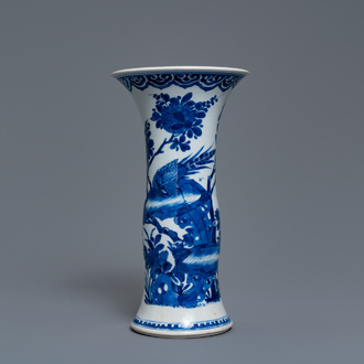 Un vase en porcelaine de Chine en bleu et blanc à décor d'oiseaux parmi fleurs, Kangxi