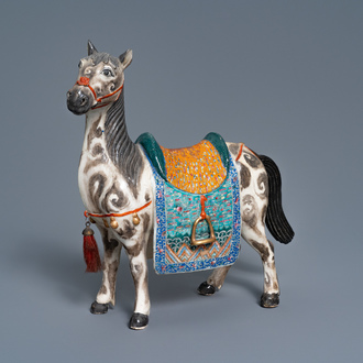 Un grand modèle d'un cheval en porcelaine de Chine famille rose, 19ème