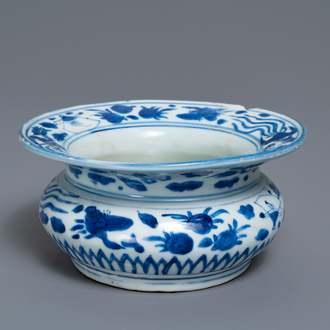 Een Chinese blauw-witte kwispedoor, zha dou, Ming