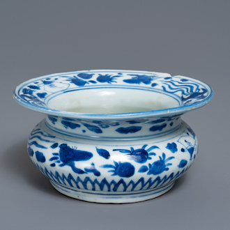 Un crachoir de type zha dou en porcelaine de Chine en bleu et blanc, Ming