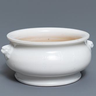 Un brûle-parfum en porcelaine blanc de Chine à inscription, Kangxi