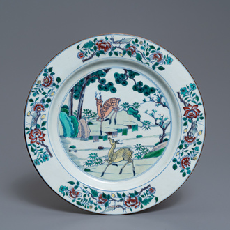 Un plat en porcelaine de Chine doucai à décor de deux cerfs, Kangxi