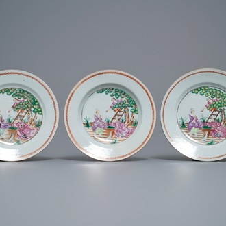 Trois assiettes en porcelaine de Chine famille rose à la cueillette des cerises, Qianlong