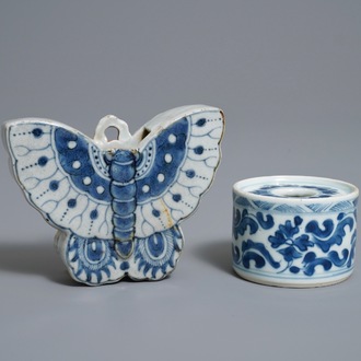 Un vase à suspendre en forme de papillon et un pot à encre en porcelaine de Chine en bleu et blanc, Kangxi/Qianlong