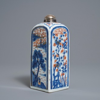 Une bouteille de forme carrée à monture en argent en porcelaine de Chine de style Imari, Kangxi