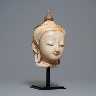 Une tête de Bouddha en albâtre doré et laqué, Birmanie, 19ème