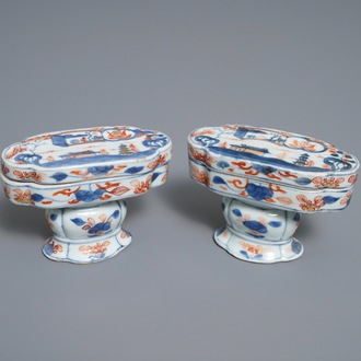 Une paire de boîtes à épices en porcelaine de Chine de style Imari, Kangxi