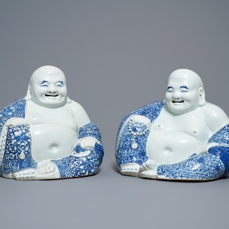 Deux figures de Bouddha en porcelaine de Chine en bleu et blanc, 19/20ème