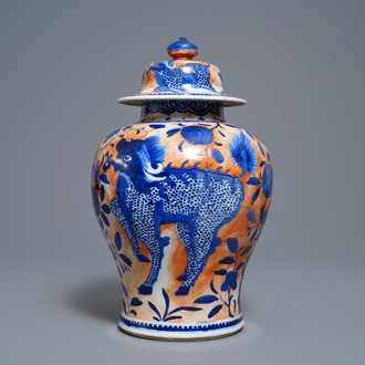 Un vase couvert en porcelaine de Chine en bleu et blanc surdécoré, 19ème