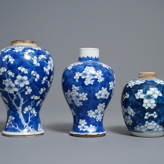 Trois vases en porcelaine de Chine en bleu et blanc aux fleurs de prunus, Kangxi