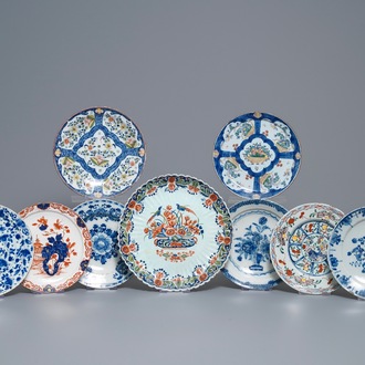 Une collection de neuf plats et assiettes en faïence de Delft, 18ème