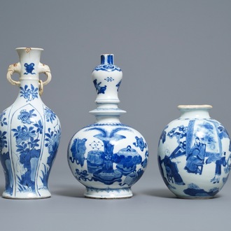 Trois vases en porcelaine de Chine en bleu et blanc, Kangxi