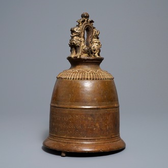 Une grande cloche de temple en bronze à inscription, Birmanie, 19ème