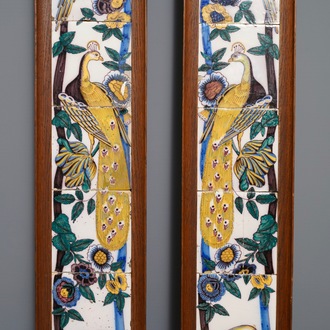 Een paar verticale polychrome Delftse tegeltableaus met pauwen, eind 18e eeuw