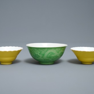 Une paire de bols en porcelaine de Chine jaune monochrome et un en vert de citron, marque de Guangxu, 19/20ème