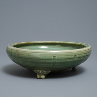 Een grote Chinese Longquan celadon driepotige wierookbrander, Ming