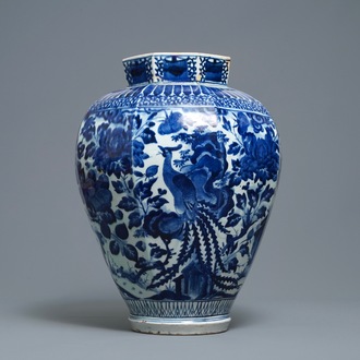 A Japanese blue and white octagonal Arita vase with birds among flowers, Edo, 17th C.