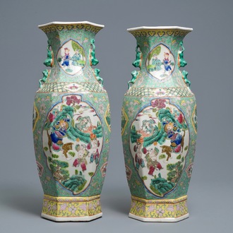 Une paire de vases de forme hexagonale en porcelaine de Chine famille rose, 20ème