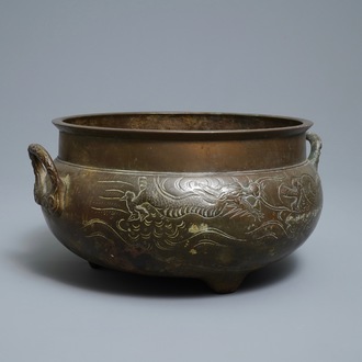 A large Chinese bronze tripod censer with engraved dragons, 19th C.