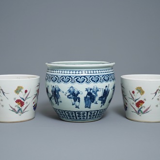 Une paire de jardinières en porcelaine de Chine famille rose et une en bleu et blanc, 19ème