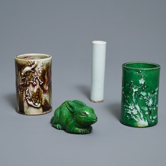 Deux pots à pinceaux, une tube à encens et un lapin en porcelaine de Chine monochrome, 18/19ème
