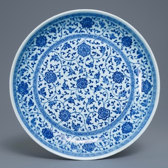 Een Chinese blauw-witte Ming-stijl schotel met florale slingers, Qianlong