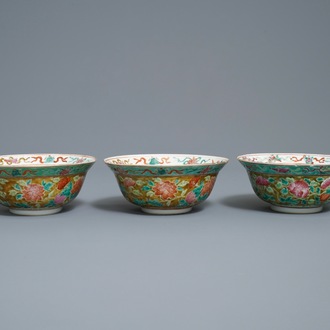 Trois bols en porcelaine de Chine famille rose pour le marché Straits ou Peranakan, 19ème