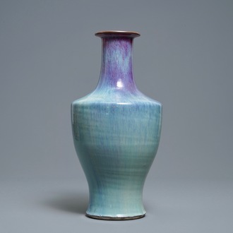 Un vase en porcelaine de Chine à émail flambé, Qianlong/Jiaqing