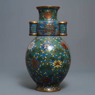 Een grote Chinese cloisonné hu vaas met lotusslingers, gemerkt Qi Yu Bao Tung Chih Chen, 19e eeuw