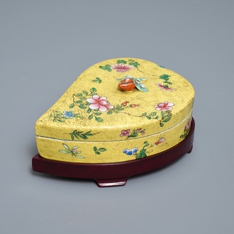 A Chinese yellow-ground famille rose box and cover, 19/20th C.