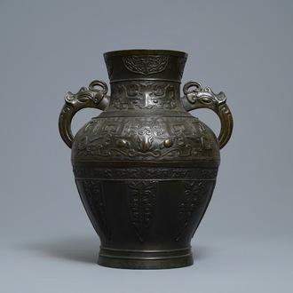 Een Chinese archaïsche bronzen vaas, Qianlong