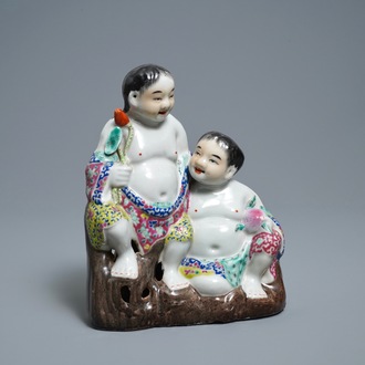 Un groupe en porcelaine de Chine famille rose figurant deux garçons, marques en creux, République