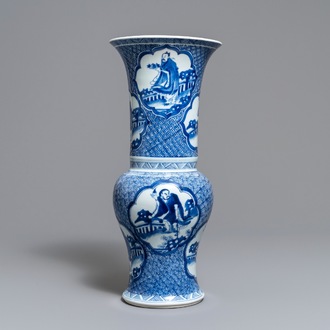 Une vase de forme yenyen en porcelaine de Chine en bleu et blanc, Kangxi