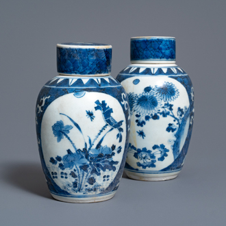Une paire de pots couverts en porcelaine de Chine en bleu et blanc, épave du Hatcher cargo, époque Transition