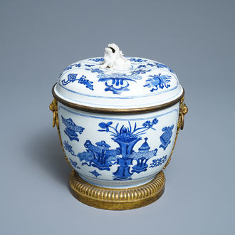 Un bol couvert en porcelaine de Chine en bleu et blanc aux montures en bronze doré, Kangxi