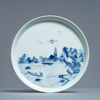 Een Chinese blauw-witte 'rivierlandschap' schotel, Kangxi/Yongzheng