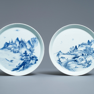 Deux plats en porcelaine de Chine en bleu et blanc à décor d'un paysage riverain, Kangxi/Yongzheng