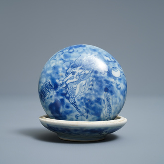 Une boîte couverte en porcelaine de Chine en bleu et blanc, épave du Hatcher cargo, époque Transition