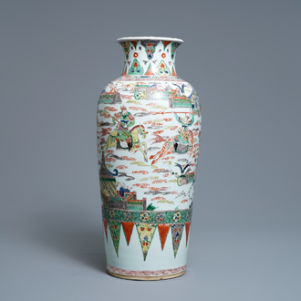 Un vase en porcelaine de Chine famille verte à décor de guerriers sur chevaux, Kangxi