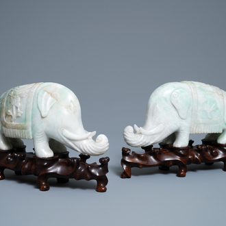 Une paire de modèles d'éléphants en jadéïte, Chine, 19/20ème