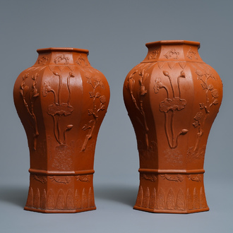 Une paire de vases de forme balustre en grès de Yixing à décor en relief, Chine, Kangxi