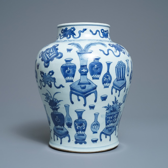Un vase en porcelaine de Chine en bleu et blanc à décor d'antiquités, Kangxi