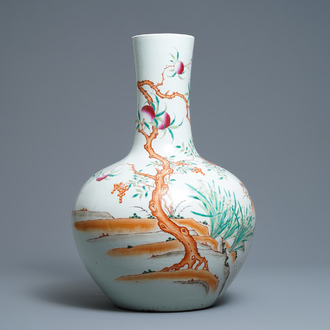 Un vase en porcelaine de Chine famille rose à décor de pêches, marque de Qianlong, 19ème