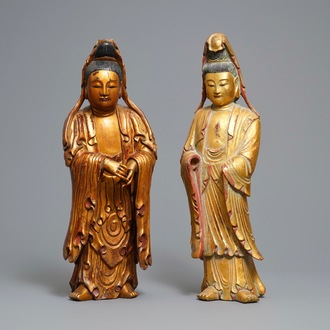 Twee grote Chinese vergulde en gelakte houten figuren van Guanyin, 18/19e eeuw