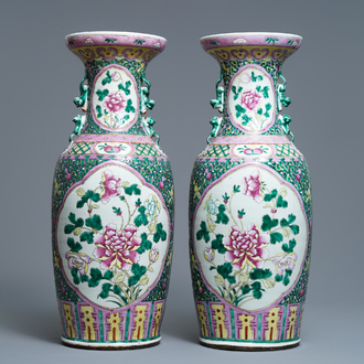 Une paire de vases en porcelaine de Chine famille rose à décor de pivoines, 19ème