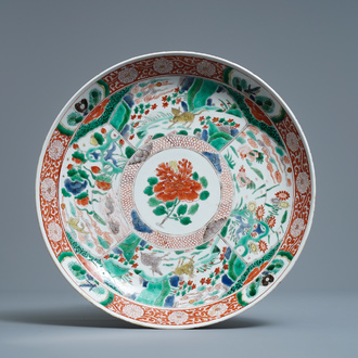 Un plat en porcelaine de Chine famille verte à décor d'animaux et de fleurs, Kangxi