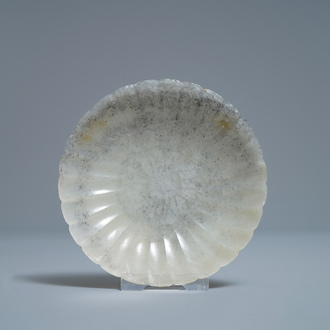 Een Chinese chalcedoon schotel in de vorm van een chrysant met inscriptie in Mughal-stijl, 19e eeuw